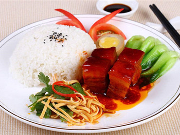 食堂承包在专业团队的领导下必然是一个有序的地方